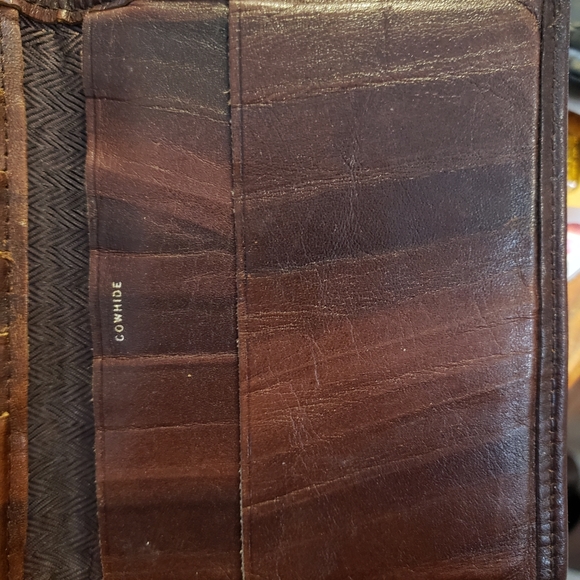 Rolfs cowhide leather billfold. Flat and fits nicely in a small purse. - Picture 6 of 7